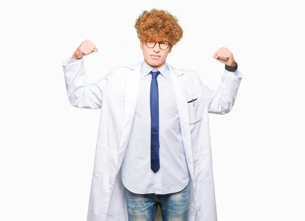 Mladý Pohledný Vědec Muž Nosí Brýle Zobrazující Svaly Paže Úsměvem — Stock fotografie