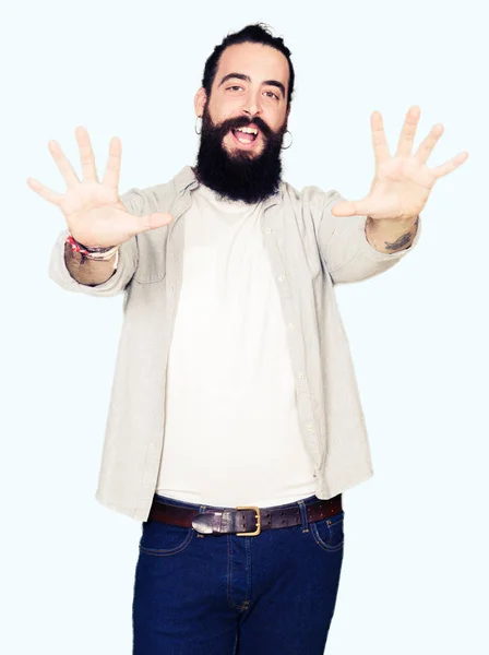 Молодий Чоловік Довгим Волоссям Бородою Сережками Показуючи Вказуючи Пальцями Номер — стокове фото