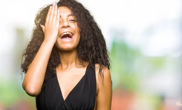 Jeune Belle Fille Aux Cheveux Bouclés Portant Une Jupe Mode — Photo