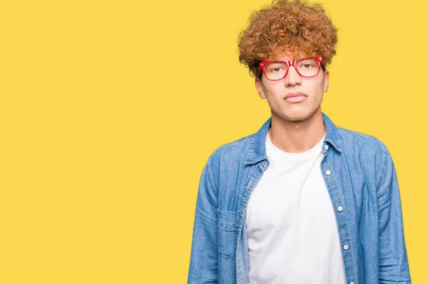 Stilig Ung Man Med Afrohår Som Bär Glasögon Med Allvarliga — Stockfoto
