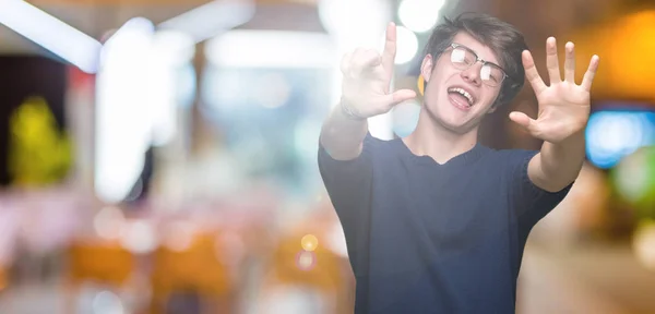 Giovane Bell Uomo Che Indossa Occhiali Sfondo Isolato Mostrando Indicando — Foto Stock