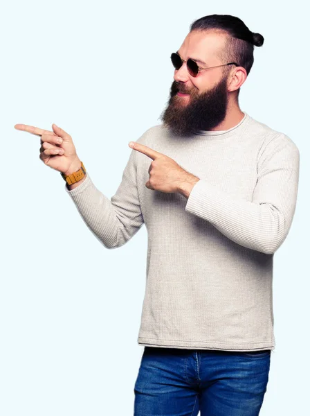 Joven Hombre Hipster Con Gafas Sol Sonriendo Mirando Cámara Apuntando —  Fotos de Stock