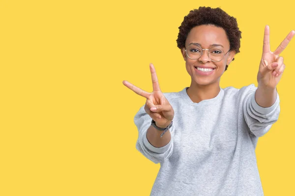 Jovem Mulher Afro Americana Bonita Vestindo Óculos Sobre Fundo Isolado — Fotografia de Stock