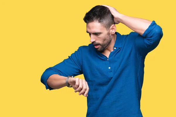 Joven Hombre Guapo Sobre Fondo Aislado Mirando Tiempo Reloj Preocupado — Foto de Stock