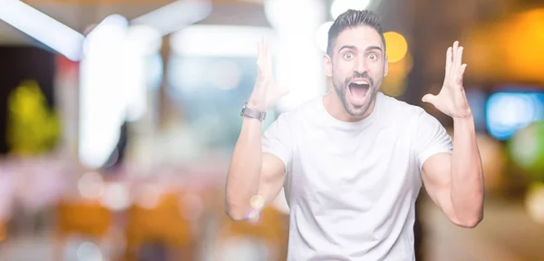 Hombre Joven Con Camiseta Blanca Casual Sobre Fondo Aislado Celebrando —  Fotos de Stock