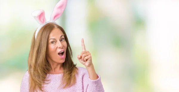 Mujer Morena Mediana Edad Con Orejas Conejo Pascua Sobre Fondo — Foto de Stock
