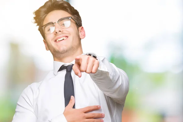 Jonge Business Man Dragen Bril Geïsoleerde Achtergrond Lachend Van Wijzend — Stockfoto