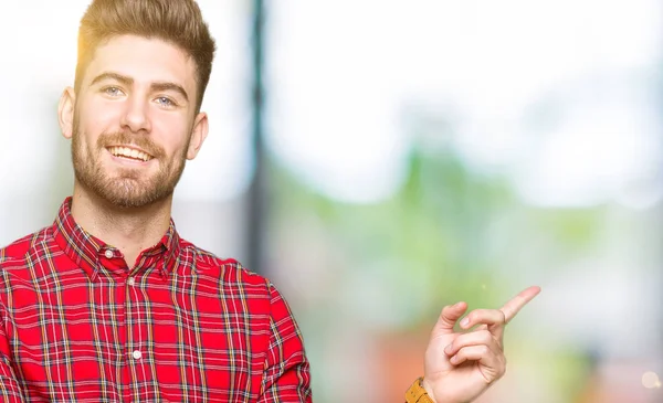 Homem Bonito Jovem Com Grande Sorriso Rosto Apontando Com Mão — Fotografia de Stock