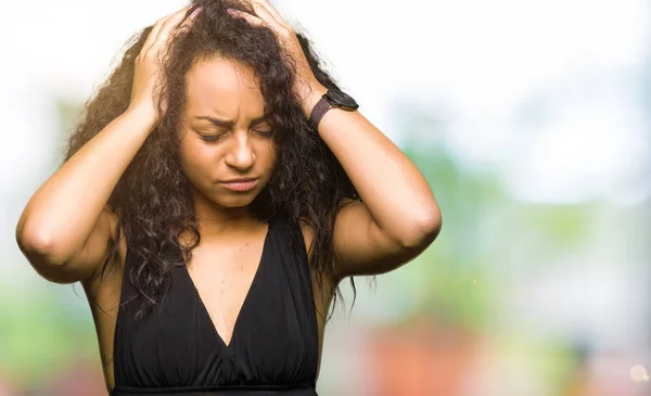 Joven Chica Hermosa Con Pelo Rizado Con Falda Moda Que — Foto de Stock