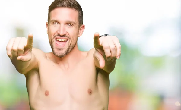 Hombre Guapo Sin Camisa Mostrando Pecho Desnudo Señalando Usted Cámara — Foto de Stock