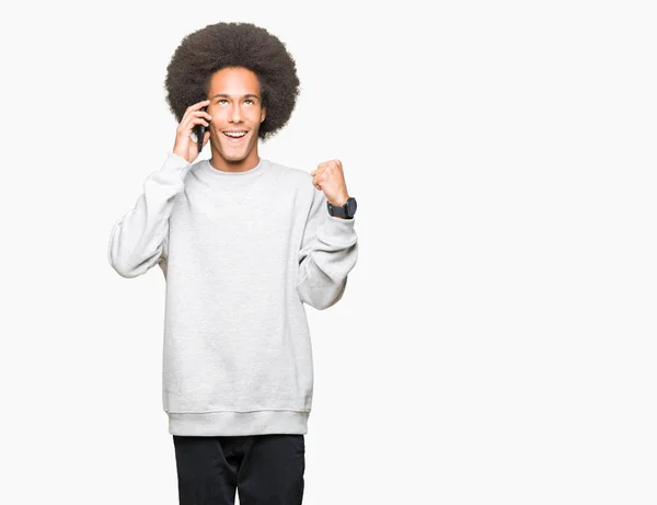 Jovem Americano Africano Com Cabelo Afro Falando Smartphone Gritando Orgulhoso — Fotografia de Stock