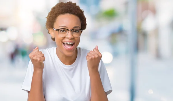 Vackra Unga Afroamerikanska Kvinna Som Bär Glasögon Över Isolerade Bakgrund — Stockfoto