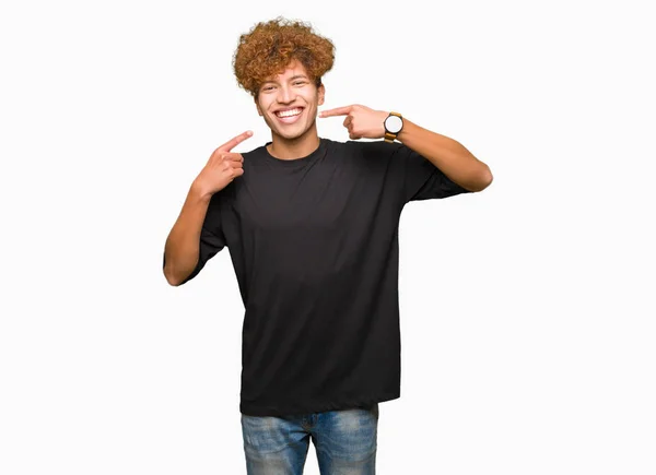Jeune Homme Beau Aux Cheveux Afro Portant Shirt Noir Souriant — Photo
