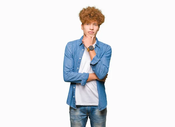 Jeune Homme Beau Avec Des Cheveux Afro Veste Denim Regardant — Photo