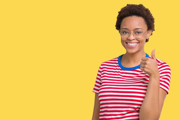 Linda Jovem Afro Americana Usando Óculos Sobre Fundo Isolado Fazendo — Fotografia de Stock