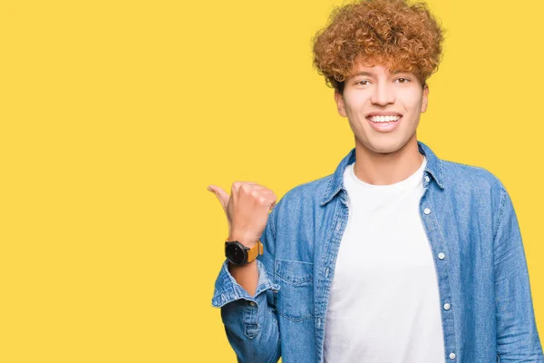 Ung Vacker Man Med Afro Hår Bär Jeansjacka Leende Med — Stockfoto