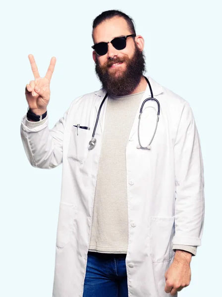 Молодий Блондин Лікар Бородою Сонцезахисних Окулярах Посміхається Щасливим Обличчям Підморгнутим — стокове фото