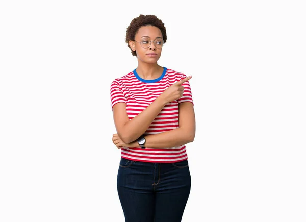 Hermosa Mujer Afroamericana Joven Con Gafas Sobre Fondo Aislado Señalando —  Fotos de Stock