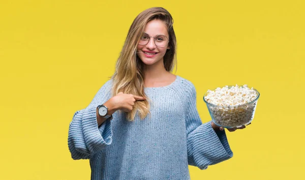 Giovane Bella Donna Bionda Mangiare Popcorn Sfondo Isolato Con Faccia — Foto Stock