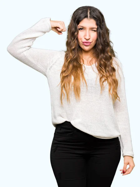 Młoda Piękna Kobieta Ubrana Biały Sweter Silna Osoba Pokazująca Mięśnie — Zdjęcie stockowe