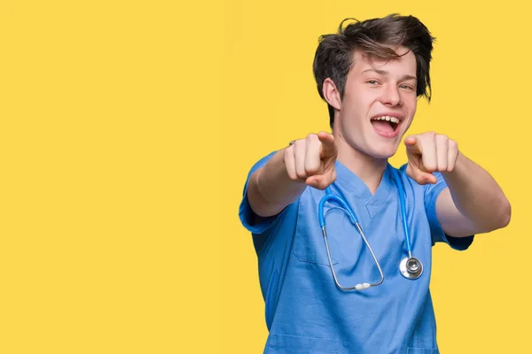 Unga Läkare Bär Medicinsk Uniform Över Isolerade Bakgrund Peka Dig — Stockfoto