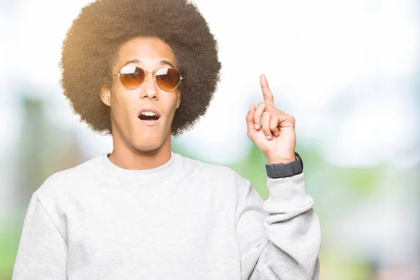 Jeune Homme Afro Américain Aux Cheveux Afro Portant Des Lunettes — Photo