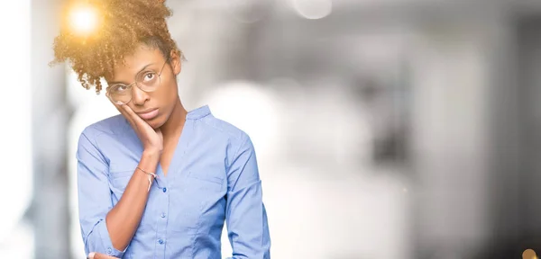 Gyönyörű Fiatal Afro Amerikai Üzletasszony Elszigetelt Háttér Gondolkodás Látszó Fáradt — Stock Fotó