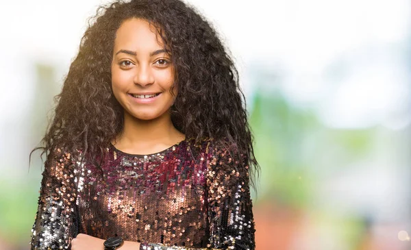 Joven Chica Hermosa Con Pelo Rizado Con Vestido Fiesta Noche —  Fotos de Stock