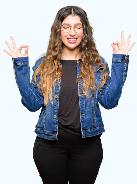 Młoda Piękna Kobieta Nosi Okulary Kurtka Dżinsowa Odpocząć Uśmiechając Się — Zdjęcie stockowe