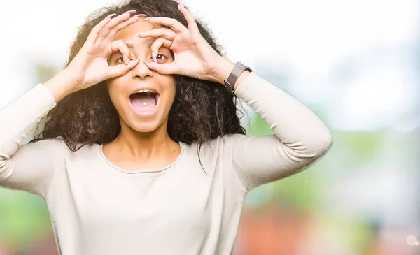 Joven Chica Hermosa Con Pelo Rizado Usando Suéter Casual Haciendo — Foto de Stock