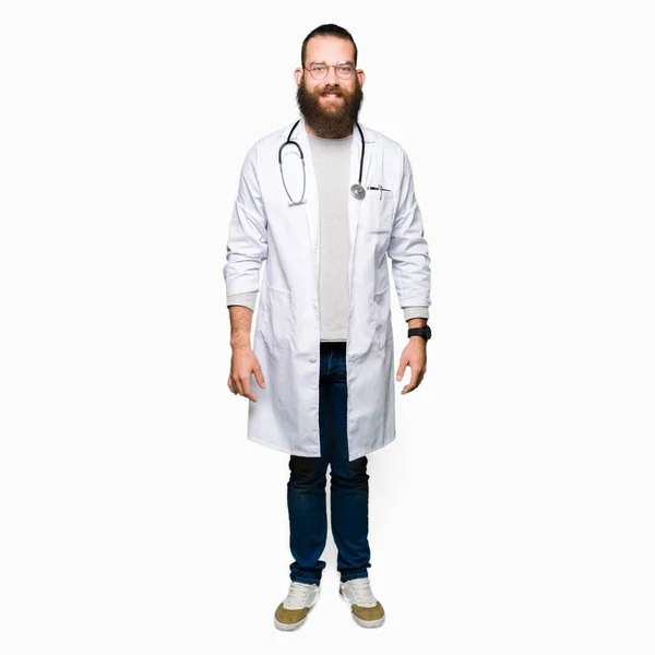 ひげの顔に幸せとクールな笑顔で医療のコートを着ていると男は若い金髪の医者 幸運な人 — ストック写真