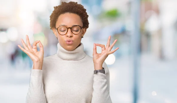 Jovem Mulher Afro Americana Bonita Vestindo Óculos Sobre Fundo Isolado — Fotografia de Stock