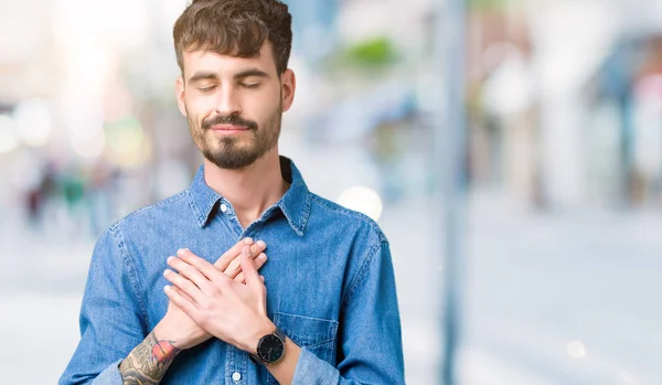 Yakışıklı Delikanlı Ile Gülümseyen Izole Arka Plan Üzerinde Kapalı Gözler — Stok fotoğraf