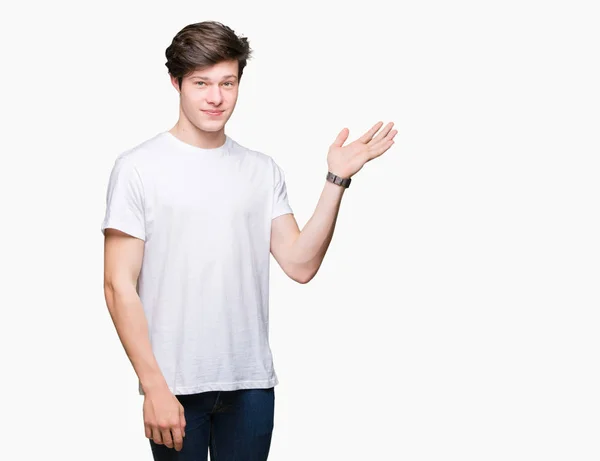 Jonge Knappe Man Dragen Casual Wit Shirt Geïsoleerde Achtergrond Lacht — Stockfoto