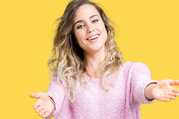 Linda Jovem Loira Sobre Fundo Isolado Olhando Para Câmera Sorrindo — Fotografia de Stock