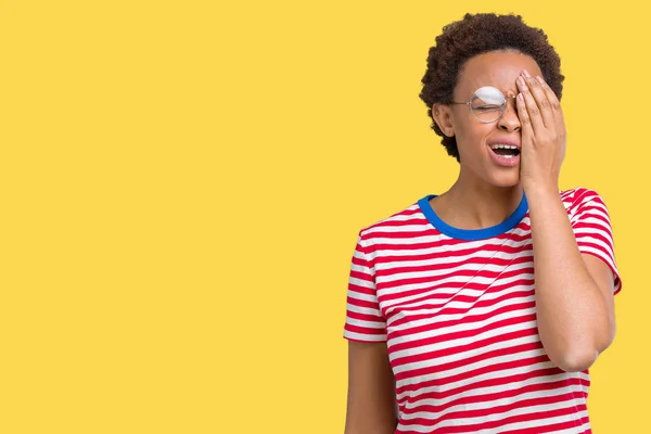 Hermosa Mujer Afroamericana Joven Con Gafas Sobre Fondo Aislado Bostezando —  Fotos de Stock