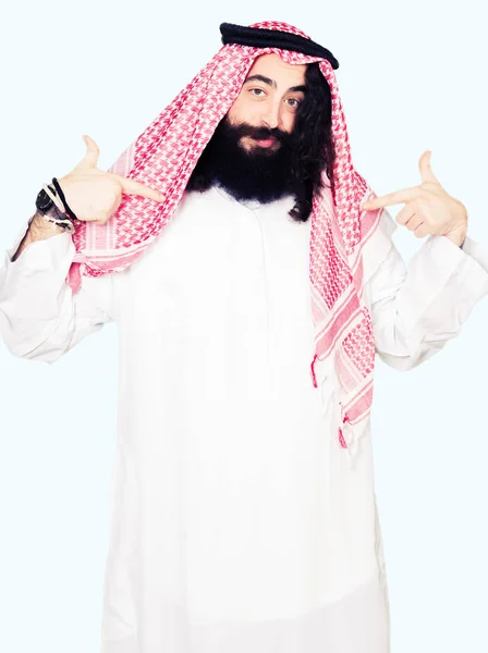 Arabischer Geschäftsmann Mit Langen Haaren Der Einen Traditionellen Keffiyeh Schal — Stockfoto