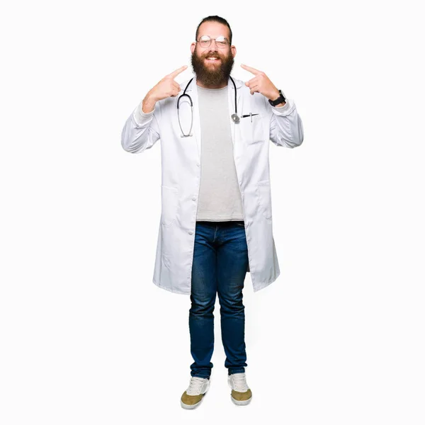 Young Blond Doctor Man Beard Wearing Medical Coat Smiling Confident — Stock Photo, Image