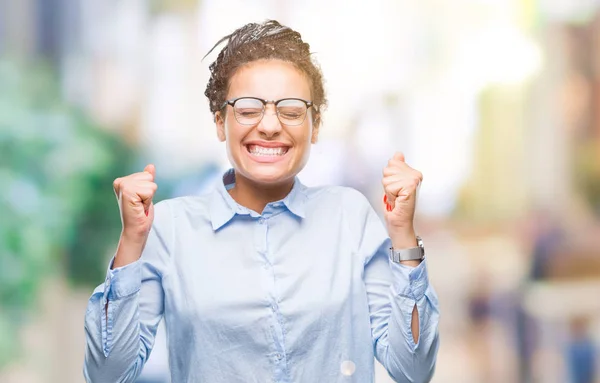 Giovane Capelli Intrecciati Afro Americana Business Girl Indossando Occhiali Sfondo — Foto Stock