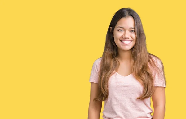 Joven Mujer Morena Hermosa Con Camiseta Rosa Sobre Fondo Aislado —  Fotos de Stock