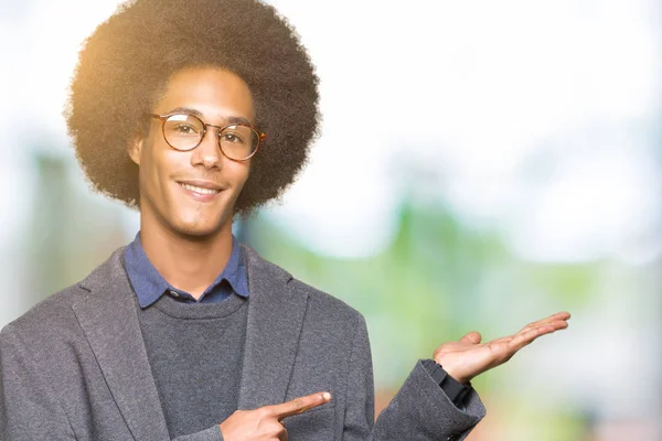 Joven Hombre Negocios Afroamericano Con Cabello Afro Usando Gafas Asombrado — Foto de Stock