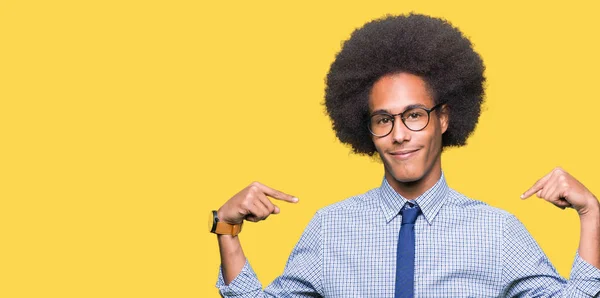 年轻的非洲裔美国商人与非洲头发戴眼镜看起来自信与微笑在脸上 用手指指向自己骄傲和快乐 — 图库照片