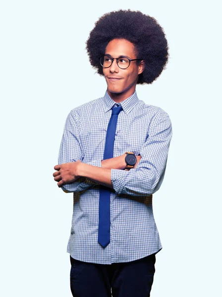 Junger Afrikanisch Amerikanischer Geschäftsmann Mit Afro Haaren Brille Lächelnd Zur — Stockfoto