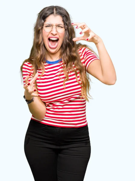 Ung Vacker Kvinna Bär Glasögon Skrika Frustrerad Med Ilska Händer — Stockfoto