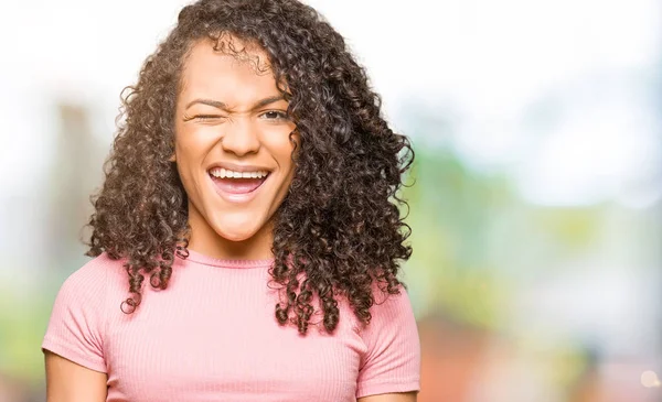 Giovane Bella Donna Con Capelli Ricci Indossa Rosa Shirt Ammiccante — Foto Stock