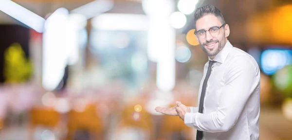 Joven Hombre Negocios Guapo Con Gafas Sobre Fondo Aislado Invitando — Foto de Stock