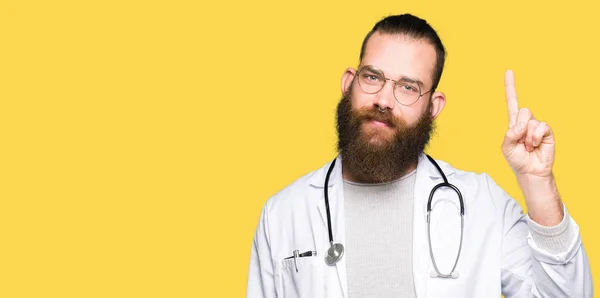 Jeune Homme Blond Médecin Avec Barbe Vêtu Manteau Médical Montrant — Photo