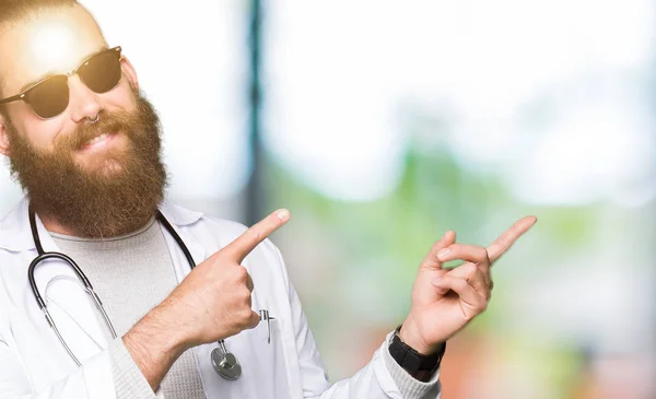 Joven Médico Rubio Con Barba Con Gafas Sol Sonriendo Mirando — Foto de Stock