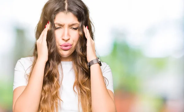 Ung Vacker Kvinna Klädd Casual Vit Shirt Med Hand Huvudet — Stockfoto