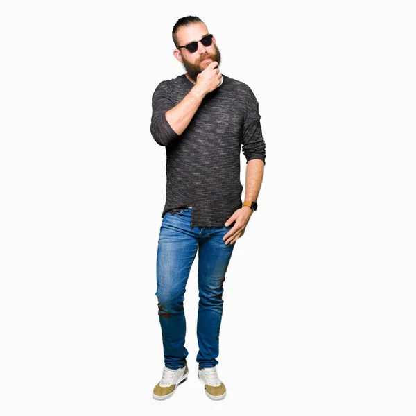 Joven Hombre Hipster Con Gafas Sol Con Mano Barbilla Pensando — Foto de Stock